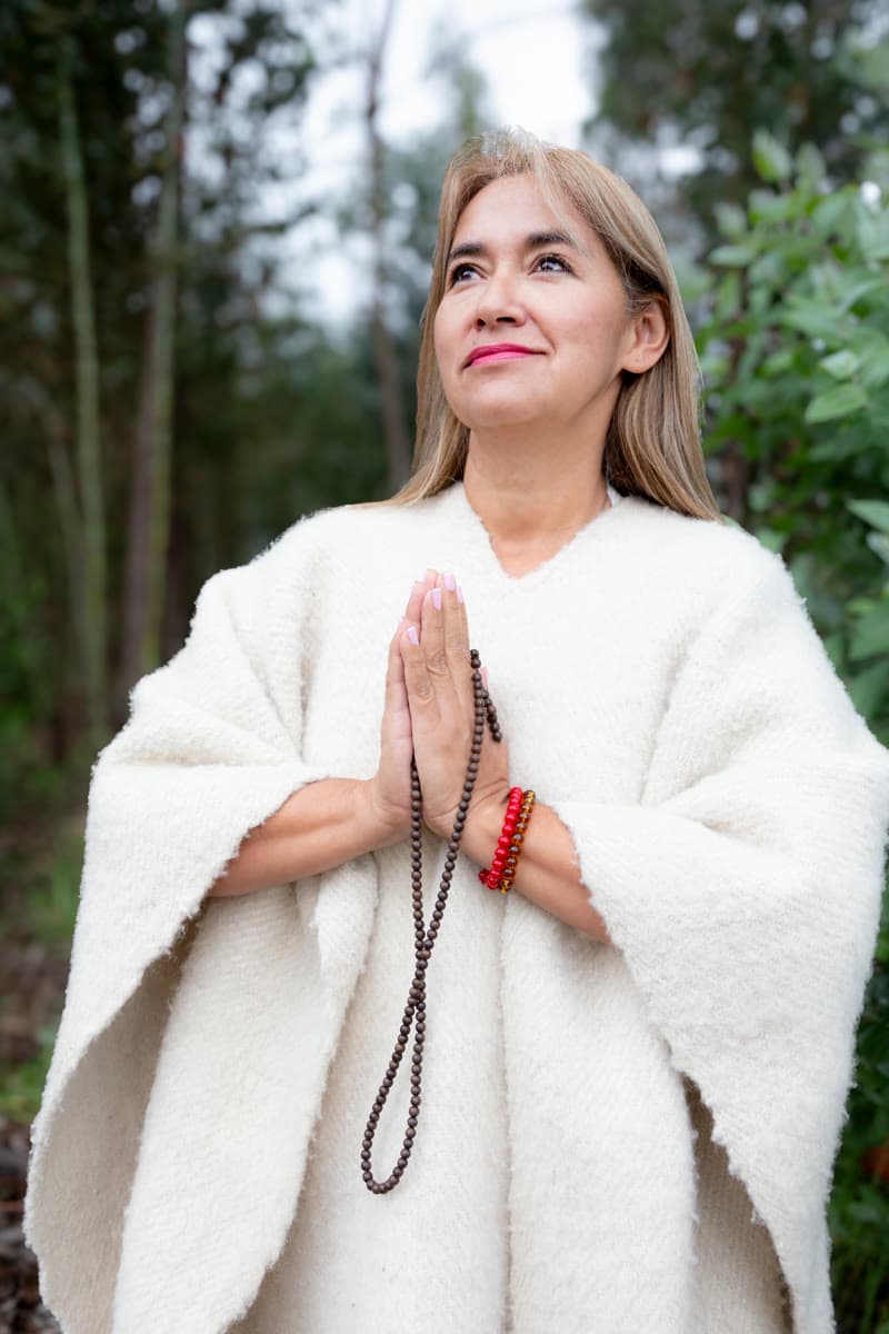 Sandra Patricia Galvis con un japa mala entre las manos